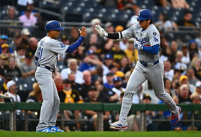 <yonhap photo-1921=""> PITTSBURGH, PENNSYLVANIA - SEPTEMBER 2: Shohei Ohtani #17 of the Los Angeles Dodgers celebrates his solo home run with third base coach Dino Ebel #91 during the third inning against the Pittsburgh Pirates at PNC Park on September 2, 2025 in Pittsburgh, Pennsylvania. Joe Sargent/Getty Images/AFP (Photo by Joe Sargent / GETTY IMAGES NORTH AMERICA / Getty Images via AFP)/2025-09-03 08:58:36/ <저작권자 ⓒ 1980-2025 ㈜연합뉴스. 무단 전재 재배포 금지, AI 학습 및 활용 금지></yonhap>