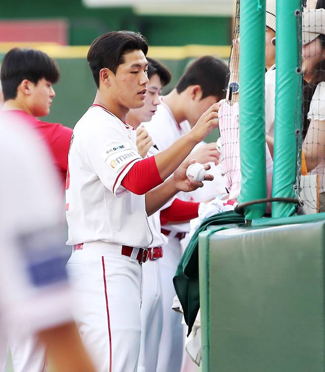 2일 인천 키움전에 앞서 팬들에게 사인해주는 이율예의 모습. SSG 제공