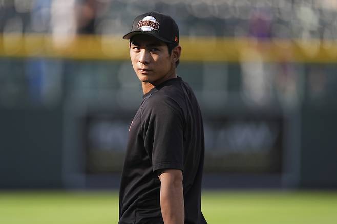 <yonhap photo-1852=""> San Francisco Giants center fielder Jung Hoo Lee warms up before a baseball game against the Colorado Rockies Tuesday, Sept. 2, 2025, in Denver. (AP Photo/David Zalubowski)/2025-09-03 08:40:58/ <저작권자 ⓒ 1980-2025 ㈜연합뉴스. 무단 전재 재배포 금지, AI 학습 및 활용 금지></yonhap>
