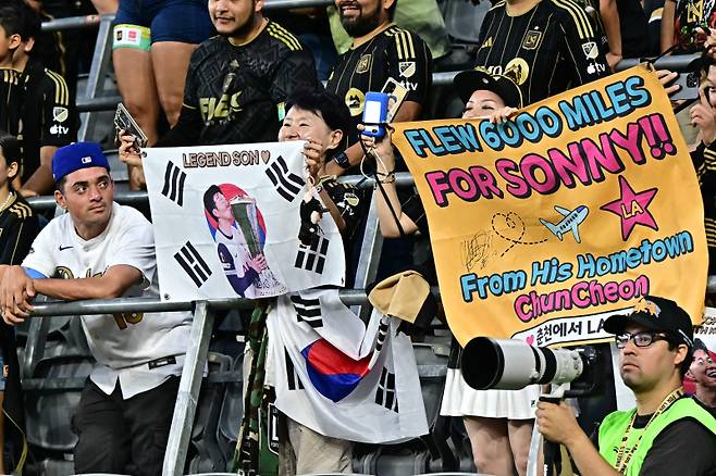 손흥민의 홈 데뷔전에서 태극기를 들고 응원하는 팬들. 사진=AFP 연합뉴스