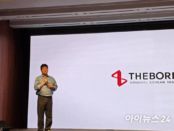 백종원 더본코리아 대표가 3일 서울신라호텔 영빈관에서 열린 'TBK(더본코리아) 글로벌 B2B 소스' 론칭 시연회에서 자사 글로벌 전략을 설명하고 있다. [사진=전다윗 기자]