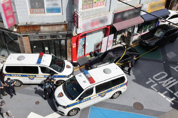 3일 서울 관악구 한 식당에서 칼부림 사건이 발생, 경찰이 현장을 통제하고 있다. [사진=연합뉴스]