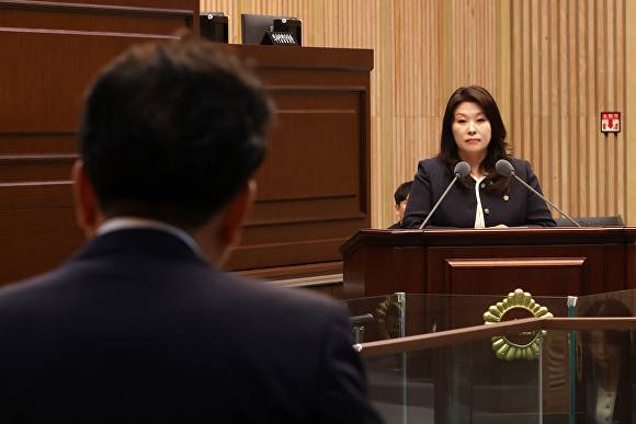 박진희(오른쪽) 의원이 3일 충북도의회 본회의장에서 대집행기관 질문을 한 뒤 김영환 지사의 답변을 듣고 있다. [사진=충북도의회]