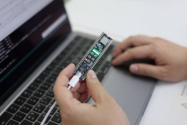 누코드가 개발한 임베디드 시스템 개발 모듈 / 출처=누코드