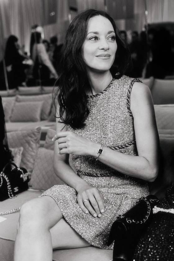 프리미에르 갈롱 워치를 차고 샤넬 오트 쿠튀르 쇼에 참석한 프랑스 배우 마리옹 코티야르. 사진 샤넬