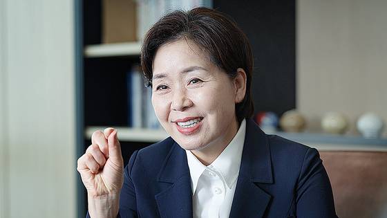 전남 화순 출신으로 광주여상을 졸업하고 1985년 삼성반도체에 ‘연구원 보조’로 입사해 커피 타는 게 주 업무였던 양향자 최고위원은 사내 대학을 최우등 졸업하는 등 전례없는 길을 만들어간 끝에 27년 만에 삼성전자 첫 고졸 여성 임원에 오른 기록을 세웠다. 좌우명이 ‘유지사성(有志事成·뜻이 있으면 일이 이루어진다)’이다. 전민규 기자