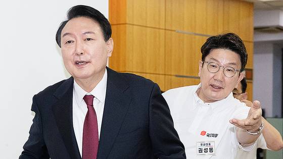 윤석열 전 대통령이 지난 2022년 8월 25일 오후 충남 천안시 동남구 재능교육연수원에서 열린 2022 국민의힘 연찬회에서 권성동 당시 원내대표의 안내를 받아 이동하고 있다. 연합뉴스