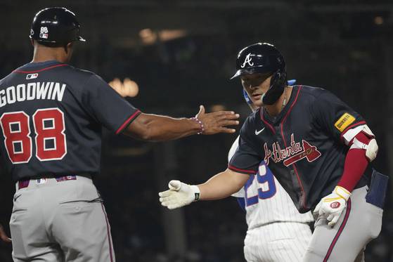 애틀랜타 이적 후 첫 안타를 때려낸 뒤 톰 굿윈 1루 베이스 코치와 하이파이브를 나누는 김하성(오른쪽). AP=연합뉴스