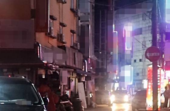 경기도 고양시의 한 골목. ‘빨간모자’ 송정구(가명·31)는 1999년부터 2005년까지 7년 동안 강도강간을 저질렀다. 그는 경찰 수사망을 피해 경기 고양, 서울 강서, 인천 남동·미추홀, 수원 남부 일대에서 인적이 끊긴 새벽 시간대 골목 술집 여사장을 주로 노렸다. 사진은 기사 본문과 관련 없음. 중앙포토