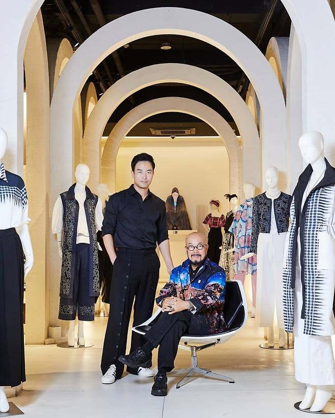 (왼쪽부터) 이청청, 이상봉 디자이너 / 사진. ⓒ이준호