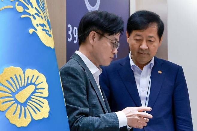 김정관 산업통상자원부 장관(왼쪽)이 구윤철 경제부총리 겸 기획재정부 장관과 논의하고 있다. 연합뉴스