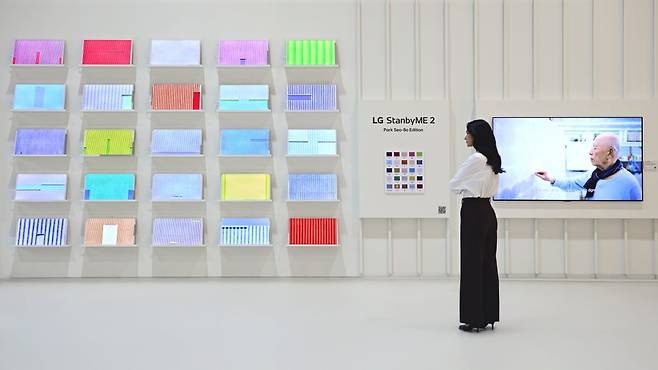 프리즈 서울 2025에서 선보인 LG OLED의 <자연에서 빌려온 색> 전시 전경. /LG전자 제공