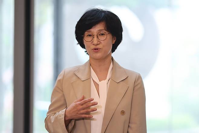 원민경 여성가족부 장관 후보자가 지난달 18일 인사청문 준비 사무실이 마련된 서울 서대문구 한국청소년활동진흥원으로 출근하며 취재진 질의에 답하고 있다. 연합뉴스