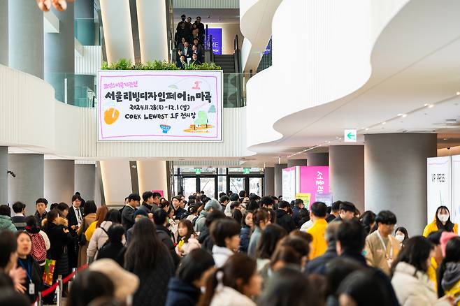 리빙·라이프스타일 전시회 ‘서울리빙디자인페어’가 오는 11일부터 14일까지 코엑스마곡 컨벤션센터에서 열린다. 가구·가전·조명·생활소품·쿡·테이블웨어·침구·패브릭·인테리어 등 전반에 걸쳐 140여 개 브랜드가 참여한다.