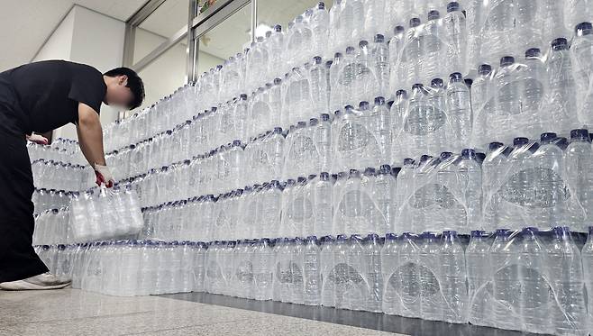 초등학교에 생수 지원 3일 강원 강릉시의 한 초등학교에 학생들을 위한 생수가 쌓여 있다. 강릉 교육당국은 가뭄으로 인한 제한급수가 강화됨에 따라 휴교나 단축수업 시행을 고려하고 있다. 연합뉴스