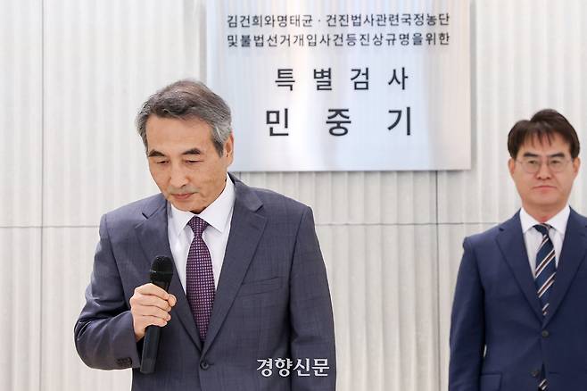 윤석열 전 대통령 부인 김건희 여사와 관련한 각종 의혹 사건을 수사하는 민중기 특별검사가 지난 7월2일 서울 종로구 KT광화문빌딩에 마련된 사무실 앞에서 현판 제막을 한 뒤 취재진에게 인사하고 있다. 정지윤 선임기자