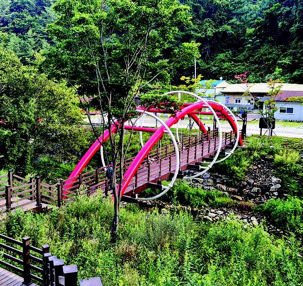 반변천에 걸린 단풍교. 외씨버선길을 따라 산행 막바지에 건너간다.