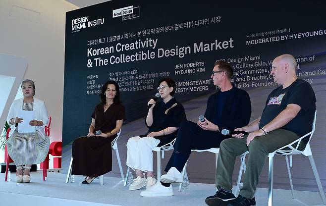From left: Curator Cho Hye-young, Design Miami CEO Jen Roberts, Gallery Sklo director Kim Hyo-jung, Charles Burnand Gallery founder Simon Stewart and R & Co. co-founder Zesty Meyers take part in a panel discussion at Dongdaemun Design Plaza in Seoul, Tuesday. (Lee Sang-sub/The Korea Herald)