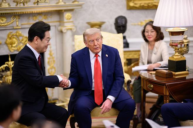 U.S. President Donald Trump, center, hosts a bilateral meeting with Korean President Lee Jae Myung, left, on Aug. 25 in the Oval Office in Washington. [THE WHITE HOUSE]