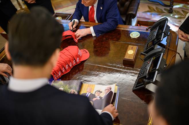 U.S. President Donald Trump hosts a bilateral meeting with Korean President Lee Jae Myung on Aug. 25 in the Oval Office in Washington. [THE WHITE HOUSE]