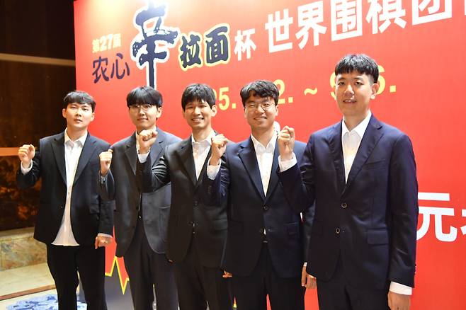 농심신라면배 한국 선수단. 왼쪽부터 박정환·신진서·이지현·안성준·강동윤 9단. 한국기원 제공