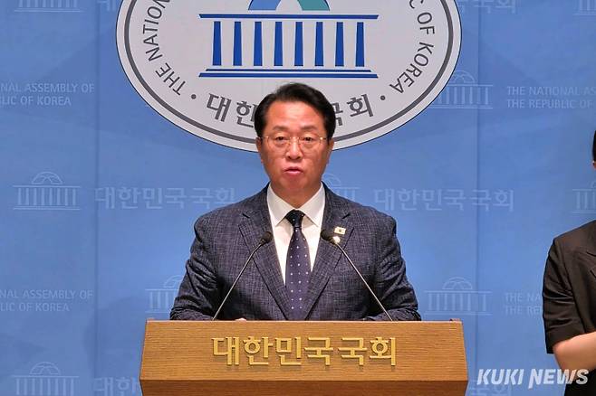 문금주 민주당 원내대변인이 3일 서울 여의도 국회 소통관에서 국민의힘을 향해 정당한 수사에 협조해야 한다고 발언하고 있다. 김건주 기자&nbsp;