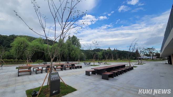 천안삼거리공원&nbsp; ‘느티나무 테라스’.&nbsp; &nbsp;조한필 기자