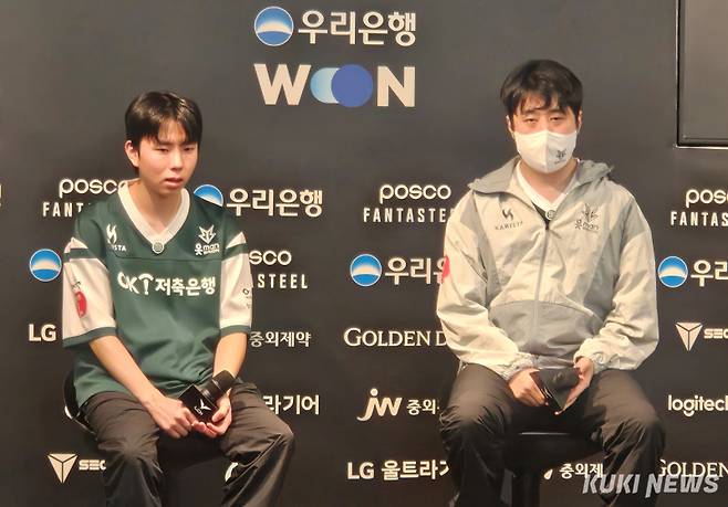 ‘모건’ 박루한과 이호성 감독이 3일 서울 종로구 롤파크 LCK 아레나에서 열린 농심 레드포스와의 ‘2025 LCK’ 플레이-인 1라운드 경기가 끝난 뒤 취재진과 기자회견을 하고 있다. 송한석 기자