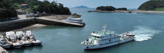 건강옹진호가 지난달 28일 인천 옹진군 대이작도와 소이작도 사이 바다를 가르고 있다. 공중보건의 3명과 간호사, 임상병리사, 방사선사, 물리치료사 등 전문 의료진이 옹진군 6개 면을 대상으로 일주일에 한 번, 2박 3일 일정으로 순회 진료를 하고 있다.