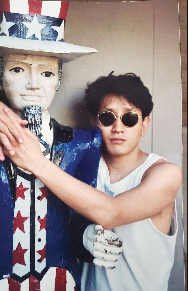 선글라스를 쓴 지노박이 1981년 미국 텍사스주 휴스턴 거리에 세워진 미국인 인형 옆에서 포즈를 잡고 있다. 지노박 제공