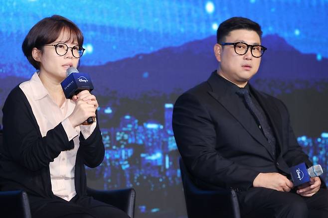 김희원(왼쪽) 허명행 감독이 2일 서울 종로구 포시즌스호텔에서 열린 디즈니+ 오리지널 시리즈 '북극성' 제작발표회에서 질문에 답하고 있다. 연합뉴스