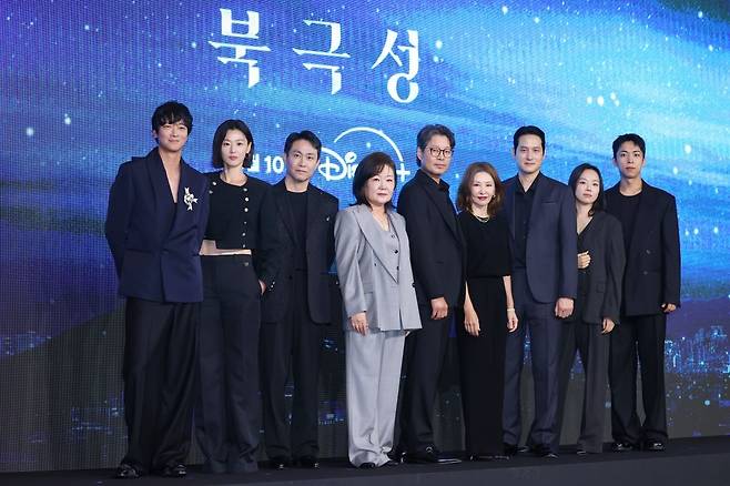 2일 서울 종로구 포시즌스호텔에서 열린 디즈니+ 오리지널 시리즈 '북극성' 제작발표회에서 출연진이 포즈를 취하고 있다. 왼쪽부터 배우 강동원 전지현 오정세 김해숙 유재명 이미숙 박해준 이상희 주종혁. 연합뉴스