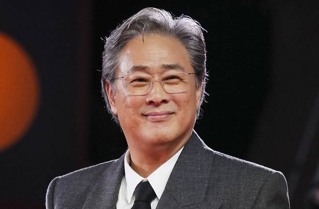 제82회 베네치아 국제영화제 경쟁 초청작 ‘어쩔수가없다’의 박찬욱 감독이 지난달 29일(현지시간) 이탈리아 베네치아 리도섬 살라 그란데 극장 앞 레드카펫에서 포즈를 취하고 있다. AP연합뉴스