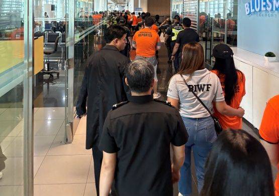 필리핀에서 송환된 한국인 피의자들이 3일 마닐라 니노이 아키노 국제공항에서 호송되고 있는 모습. 경찰청 제공