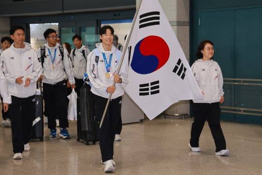 귀국한 하계U대회 육상 남자 계주 400m 대표팀. 사진[연합뉴스]