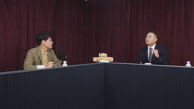 ↑ 유튜브 '나는 정치인이다' 서정표 앵커(왼쪽)와 김원이 더불어민주당 의원