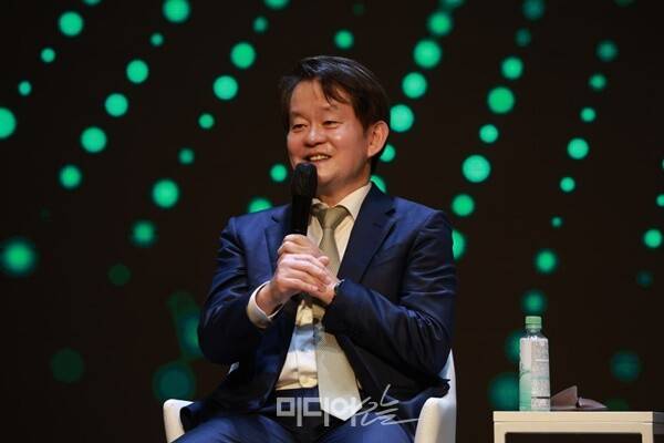 ▲박장희 중앙일보 대표가 3일 서울 강남구 과학기술컨벤션센터 국제회의실에서 미디어오늘이 주최하는 'AI X 미디어 : 다시 쓰는 콘텐츠, 조직, 비즈니스의 미래' 콘퍼런스의 첫 연사로 나서 발표하고 있다. 사진=김용욱 기자.