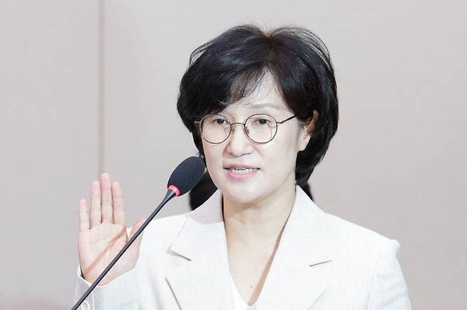 원민경 여성가족부 장관 후보자가 3일 오전 서울 여의도 국회 여성가족위원회에서 열린 인사청문회에서 선서하고 있다. 뉴스1