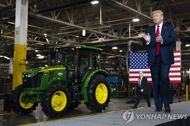 도널드 트럼프 미국 대통령이 미시간 주 워런의 한 자동차부품 공장에서 연설에 나서고 있다. 근로자들은 환호했고 트럼프는 박수를 치고 있다. 연합뉴스