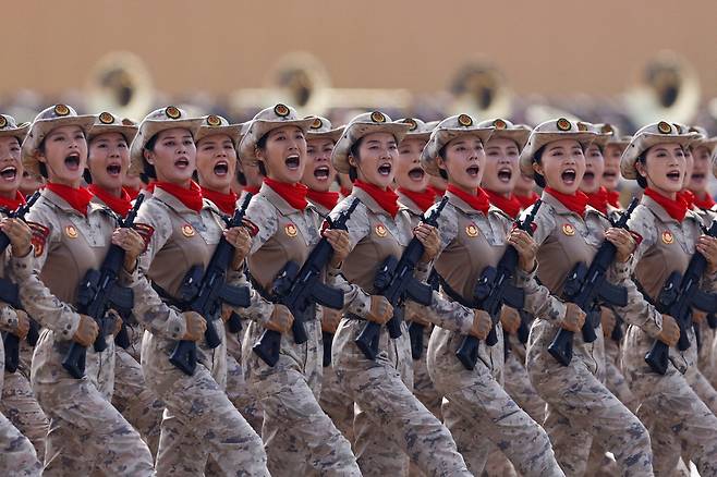 3일 중국 베이징 톈안먼광장에서 열린 '전승절(항일전쟁 및 반파시스트 전쟁 승리)' 80주년 기념 열병식에서 여군 부대가 톈안먼광장 앞을 행진하고 있다.  로이터연합뉴스