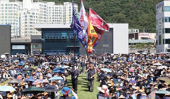 3일 울산시 북구 현대자동차 울산공장 본관 앞에서 현대차 노조의 총파업 결의대회가 열리고 있다. 이날 노조는 올해 임금 및 단체협약 교섭 난항으로 부분 파업에 들어갔다. [사진 = 연합뉴스]