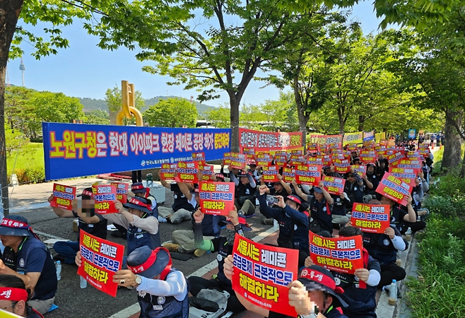 지난 7월 10일 서울 노원구청 앞에서 전국 레미콘운송노동조합이 광운대 역세권 개발사업에 배치 플랜트 도입을 반대하며 집회를 개최한 모습. [사진 = 전국레미콘운송노동조합]