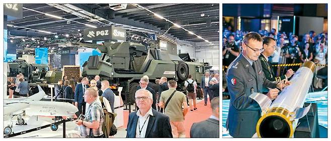 국제 방위산업전시회가 2일 폴란드 키엘체에서 개막한 가운데 국영 방산업체인 PGZ 전시관에 관람객들이 몰려 있다(왼쪽 사진). 한화에어로스페이스와 WB그룹의 합작법인 계약식에서 양국 관계자들이 천무 모형탄에 서명하고 있다. 키엘체 안두원 기자·한화에어로스페이스