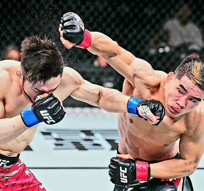 Road to UFC 시즌3 밴텀급 토너먼트 우승자 유수영이 2025년 8월 중국 상하이다우타이에서 UFC 정규 데뷔 2연승을 거두기 위해 Road to UFC 시즌2 밴텀급 토너먼트 준우승자 샤오룽을 주먹으로 때리고 있다. 사진=TKO