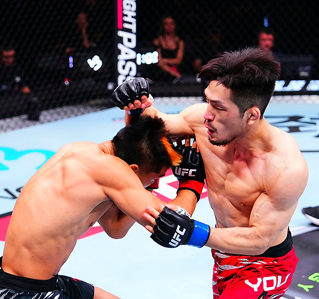 Road to UFC 시즌3 밴텀급 토너먼트 우승자 유수영이 2025년 8월 중국 상하이다우타이에서 UFC 정규 파이터로 데뷔 2연승을 거두기 위해 Road to UFC 시즌2 밴텀급 토너먼트 준우승자 샤오룽한테 주먹을 휘두르고 있다. 사진=TKO