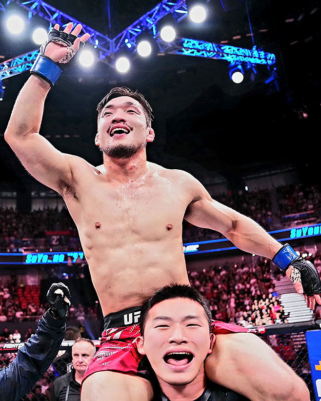 Road to UFC 시즌3 밴텀급 토너먼트 우승자 유수영이 2025년 8월 중국 상하이다우타이에서 UFC 정규 파이터로 데뷔 2연승을 달성한 후 기뻐하고 있다. 사진=TKO