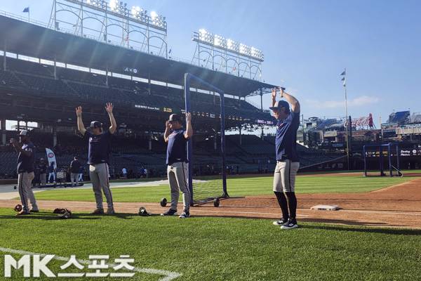 김하성이 경기전 스트레칭을 하고 있다. 사진(美 시카고)= 김재호 특파원