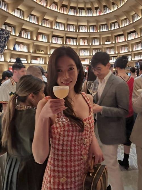 배우 임수향이 명품 브랜드 루이 비통 전시장에서 근황을 전했다. 사진=임수향 SNS