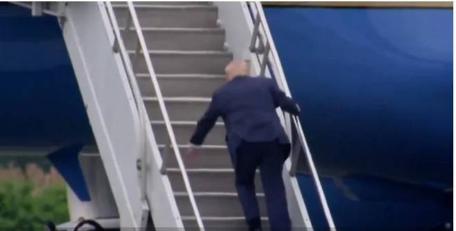 [서울=뉴시스] 도널드 트럼프 대통령이 8일 뉴저지주 모리스타운에서 에어포스원에 오르다 휘청거리며 앞으로 고개를 숙이고 있다.(출처: USA투데이 홈피 동영상 캡처). 2025.06.10.