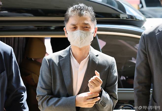 SM엔터테인먼트 시세조종 공모 혐의로 기소된 카카오 창업자 김범수 경영쇄신위원장이 지난달 29일 서울남부지법에서 열린 결심공판에 출석하는 모습./사진=뉴스1